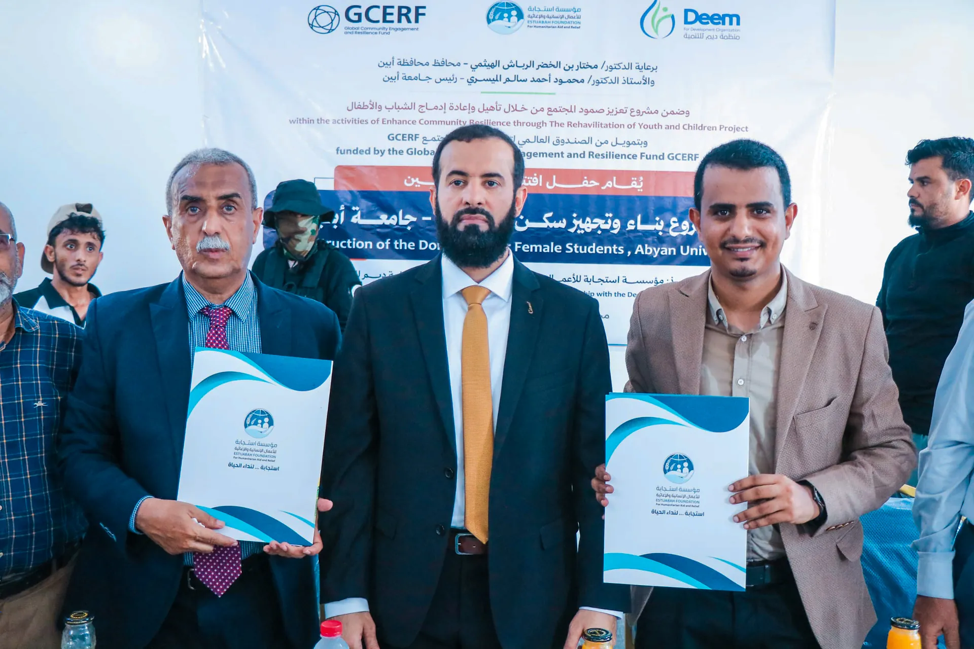 محافظ أبين ورئيس الجامعة يفتتحان مشروع إنشاء وتجهيز سكن الطالبات بجامعة أبين